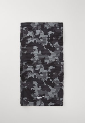 Sort og grå camo-mønstrede halsgaiter med en let tekstureret overflade; har Nike-logoet i hvidt i nederste hjørne.