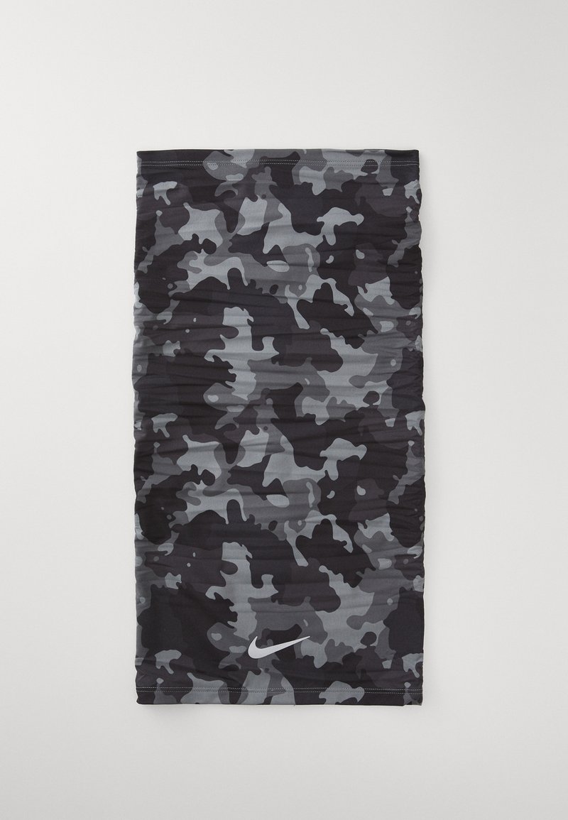 Sort og grå camo-mønstrede halsgaiter med en let tekstureret overflade; har Nike-logoet i hvidt i nederste hjørne.