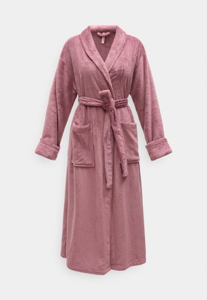 Lange mauve pluche badjas met sjaalkraag, twee voorzakken, omgeslagen mouwen en een ceintuur in de taille op een effen achtergrond.
