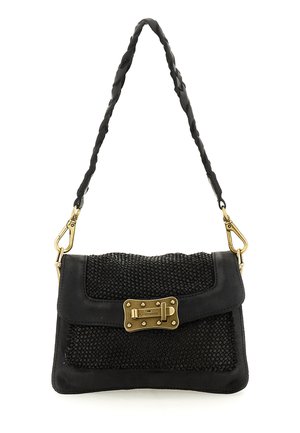 Borsa a tracolla in pelle nera con fronte a trama intrecciata, chiusura e componenti in metallo color oro, e tracolla intrecciata con ganci removibili.