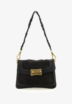 Borsa a tracolla in pelle nera con fronte a trama intrecciata, chiusura e componenti in metallo color oro, e tracolla intrecciata con ganci removibili.