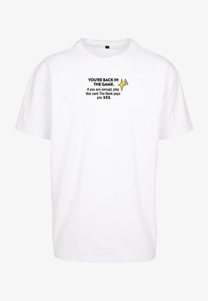 Hvid bomulds t-shirt med korte ærmer og rund hals. Forsiden har sort tekst med multicolor akcenter og et glitrende grafisk motiv.