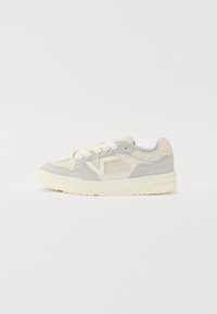 Szürke velúr sneaker krém színű díszítéssel, kerek orr résszel, perforált részletekkel és világos színű talppal. A cipőfűző bézs színű.