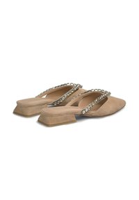 Chaussures slingback en suède beige avec un bout carré, ornées de strass transparents sur les brides, dotées d'un petit talon carré.
