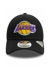 Cappellino da baseball nero con logo ricamato "Los Angeles Lakers" in viola e giallo. Include una visiera curvata e chiusura regolabile.