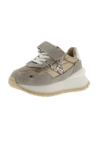 Sneaker in suede grigio e tessuto con cinturino in velcro, lacci bianchi e un accento glitterato oro sul lato, caratterizzato da una suola spessa beige.