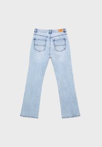 Svetlo modri, razširjeni traper hlače s čistim zaključkom, ki imajo visok pas in dva zadnja žepa. Teksturirana tkanina s kontrastnim šivom.