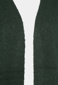 Zelený pletený kardigán, otevřený vpředu, texturovaná tkanina, měkký povrch, s Y-výstřihem a bez viditelných zapínání.