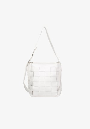 Witte gevlochten leren tas met een platte vorm, voorzien van een enkele verstelbare schouderband en een ritsluiting. Soepele textuur met een gestructureerd ontwerp.
