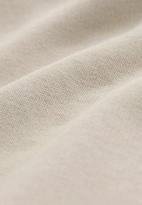 Unselected, neutral cement