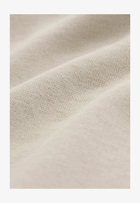 Selected, neutral cement