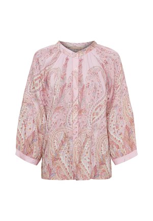 Lyserød bluse med lange ærmer og knapper foran, med paisley- og blomsterprint i bløde røde, lilla og beige nuancer.