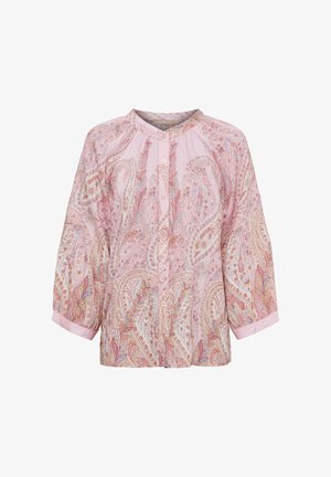 Lyserød bluse med lange ærmer og knapper foran, med paisley- og blomsterprint i bløde røde, lilla og beige nuancer.