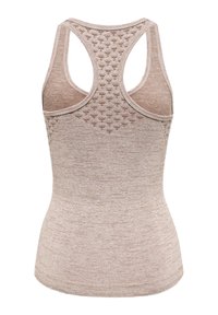 Beige urheilullinen tanktoppi, jossa on urheilurintaliivit, ja yläselässä on tekstuuri kuvio ja vartalon myötäilevä, sileä muoto.