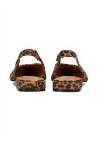 Lederimitat-Sandalen mit Leopardenmuster, flacher Sohle, Riemen hinten und offener Ferse. Hergestellt aus weichem Material mit strukturierter Oberfläche und schwarzen Akzenten.