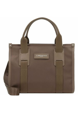 Sac à main en nylon marron avec deux poignées supérieures et une bandoulière amovible. Présente des accents cousus et un logo de marque en argent à l'avant.