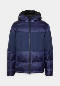 Granatowa kurtka puchowa z kapturem, łącząca matowe i błyszczące tekstury, z poziomymi przeszyciami i przednim zamkiem błyskawicznym.