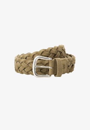 Ceinture en daim vert olive tissée avec une boucle en métal argenté et une sangle ajustable. Présente un design texturé et tressé pour plus de flexibilité.