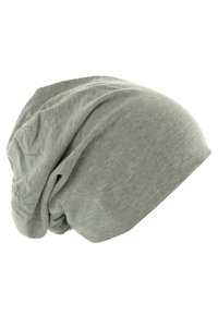 Laza, szürke, pamut anyagú, ügyes beanie sapka, puha textúrával, fehér háttér előtt bemutatva.