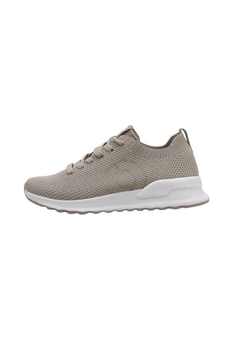 Zapatilla de running de color beige claro, tejida, con un upper texturizado, puntera redonda, entresuela blanca y suela de goma plana. Cuenta con cierre de cordones.