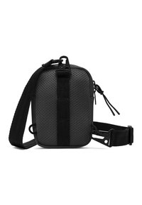 Borsa accessoria nera con un frontale in rete testurizzata, tracolla regolabile e gancio a scatto. Forma rettangolare con design minimalista e materiale durevole.