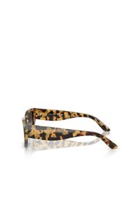 Gafas de sol de carey con acabado brillante, montura angular y brazos delgados. Logo de la marca grabado en la patilla.