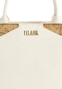 Borsa bianca con finitura testurizzata, accento marrone con motivo di mappa e dettaglio del logo dorato sul davanti.