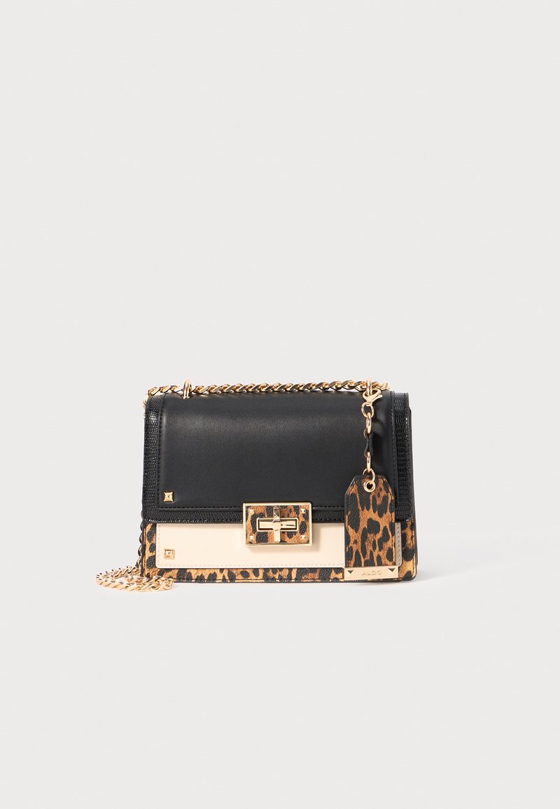 Schwarze Lederhandtasche mit Leopardenmusterakzenten. Verfügt über einen goldenen Kettenriemen und einen Verschluss sowie einen dekorativen Gepäckanhänger an der Seite.