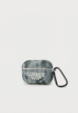 Grijs en zwart gemarmerde AirPods-hoes met "Carhartt WIP"-logo en een zwarte karabijnhaak bevestigd, op een witte achtergrond.
