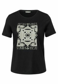 Černé tričko s krátkým rukávem s geometrickou krémovou grafikou a textem "SLOW VIBES", kulatým výstřihem a volným střihem.