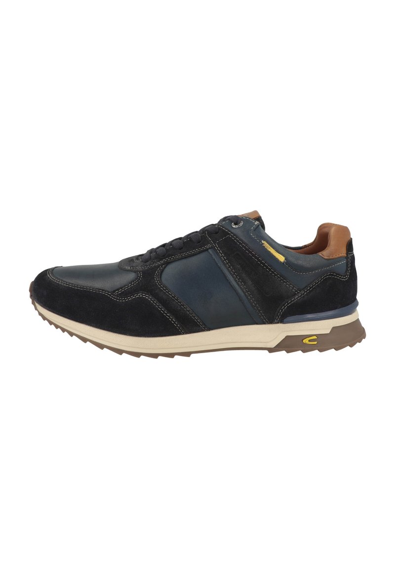 Zwarte en marineblauwe sportschoenen gemaakt van leer en suede, met een beige zool, bruine accenten en gele details aan de zijkant.