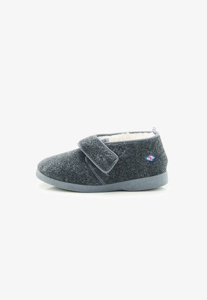 Pantofole grigie con tomaia in feltro strutturato, cinturino regolabile in Velcro, interno morbido e suola leggera in gomma.