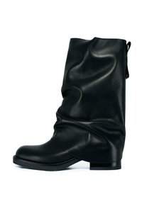 Stivale in pelle nero a metà polpaccio con design morbido, punta rotonda, suola piatta e linguetta sul retro.