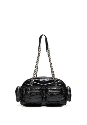 Geantă de umăr din piele neagră cu două buzunare frontale cu fermoar, două buzunare laterale cu fermoar și curele din lanț argintiu cu mânere din piele.