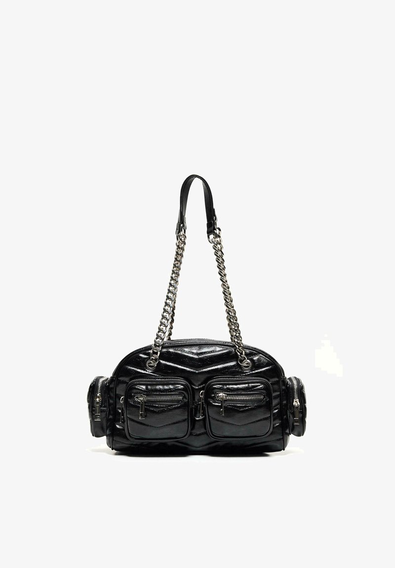 Geantă de umăr din piele neagră cu două buzunare frontale cu fermoar, două buzunare laterale cu fermoar și curele din lanț argintiu cu mânere din piele.