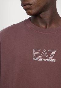 EA7 Emporio Armani UNISEX - Nyomott mintás póló - puce