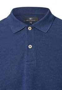 Dunkelblaues Poloshirt aus strukturiertem Stoff, mit umgeschlagenem Kragen und einer Drei-Knopf-Leiste mit hellen Knöpfen. Markenlabel im Kragen.