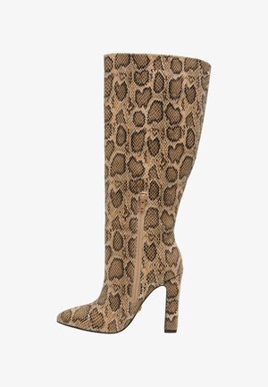 Knielange, spitz zulaufende Stiefel aus beigem Schlangenleder mit seitlichem Reißverschluss und einem blockartigen Absatz, die strukturierte Schuppen und einen glänzenden Finish aufweisen.