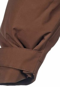 Brunt stofmanchet med et foldet design og en sikret rem. Materialet fremstår glat med en let glans og tekstureret overflade.