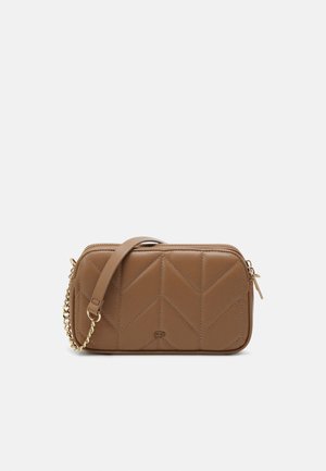 Sac bandoulière en cuir matelassé marron avec bandoulière chaîne dorée et fermeture éclair supérieure, forme rectangulaire et motif de couture en chevron.