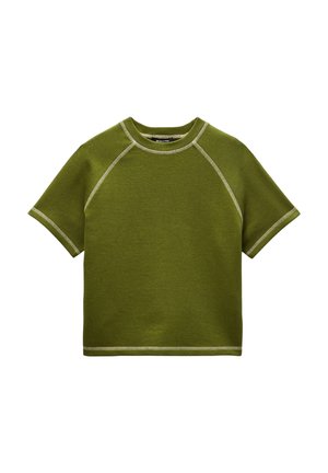 T-shirt vert olive à manches courtes avec col rond et coutures blanches visibles sur les manches, le col et l'ourlet.