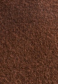 Bruine stof met een textuur en gebreide uitstraling. Het materiaal heeft een zachte, licht vezelige oppervlakte met een consistente, diepe kleur.