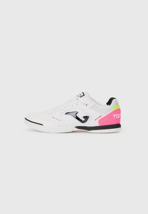 Witte sportieve schoen met mesh-materiaal, zwart en roze accenten, zilveren logo en een gestructureerde zool. Voorzien van een gewatteerde kraag en vetersluiting.