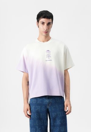 T-shirt in cotone a maniche corte con una sfumatura dal bianco al lavanda, caratterizzato da una grafica floreale e la scritta "marimekko" sul petto.