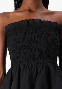 Vero Moda VMDELILAH SMOCK RUFFLE - Robe de cocktail - black