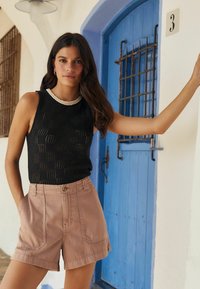 Next UTILITY REGULAR FIT - Farkkushortsit - rust brown
