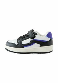 Białe sneakersy z czarnymi akcentami, fioletowymi detalami i teksturowaną gumową podeszwą. Posiadają rzep oraz sznurowanie, co pozwala na regulację dopasowania.