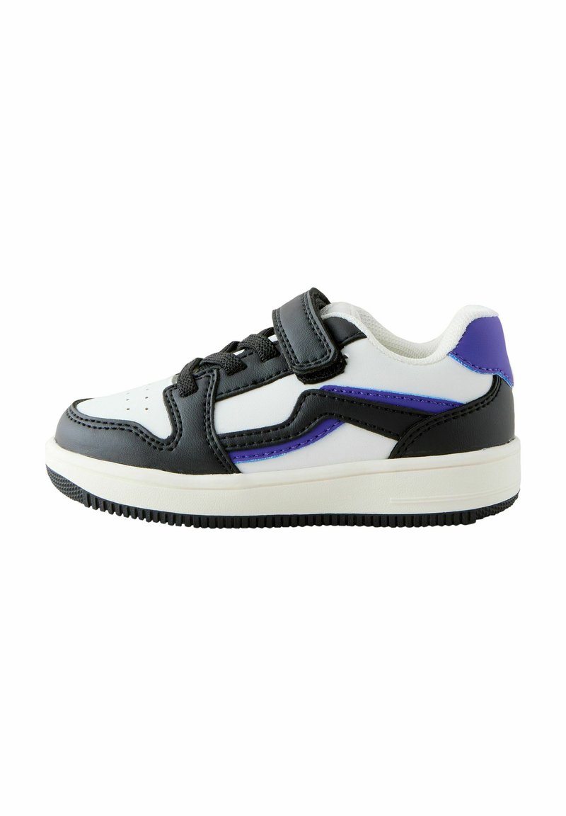 Białe sneakersy z czarnymi akcentami, fioletowymi detalami i teksturowaną gumową podeszwą. Posiadają rzep oraz sznurowanie, co pozwala na regulację dopasowania.