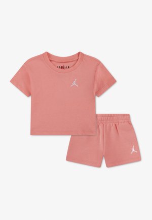 Roze T-shirt met korte mouwen en bijpassende short met elastische tailleband, beide met wit Jumpman-logo op de borst en het been.