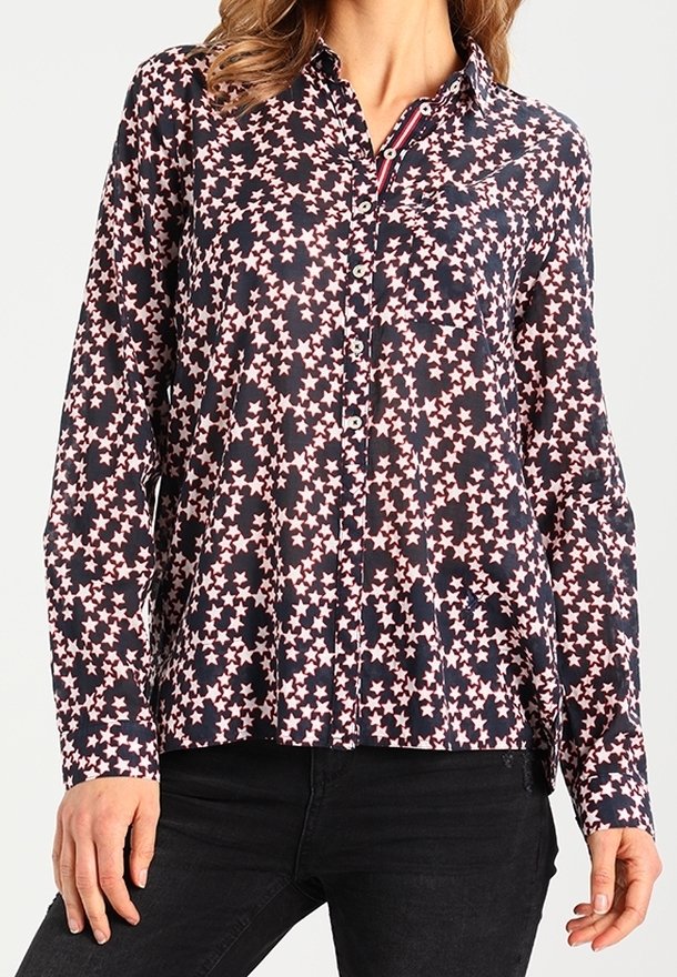 Langärmliges Hemd mit Knöpfen in Dunkelblau mit einem rosa Sternenmuster, das einen Kragen und eine Brusttasche auf der linken Seite hat.